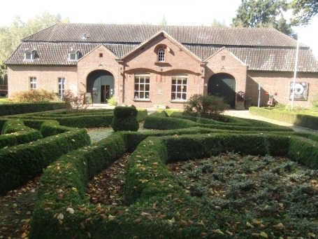 Venlo-Tegelen : Kasteellaan, Schloss Holtmühle, auf dem Schlossgelände ist das Keramiekcentrum Tiendschuur Tegelen ( Tiendschuur bedeutet soviel wie Zehntscheune ) untergebracht. 